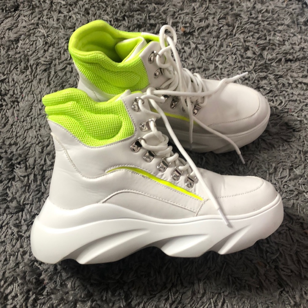 Moon boots with neon green accents💚